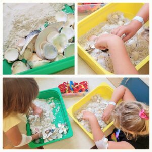 kolaż zdjęć - dzieci bawią się muszelkami i piaskiem