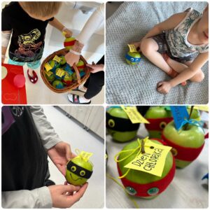 kolaż zdjęć. chłopcy częstują się zielonymi jabłkami, które udekorowane są jak żółwie ninja. każde jabłko ma przyczepioną karteczkę z napisem Dzień Chłopaka