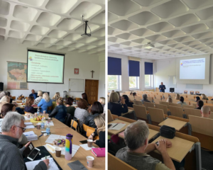 kolaż dwóch zdjęć, na obu uczestnicy warsztatów siedzący w sali wykładowej słuchają prelegenta