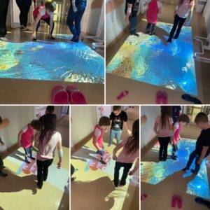 kolaż zdjęć - dzieci bawiące się na multiaktywnym dywanie