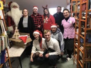 wolontariusze z darami