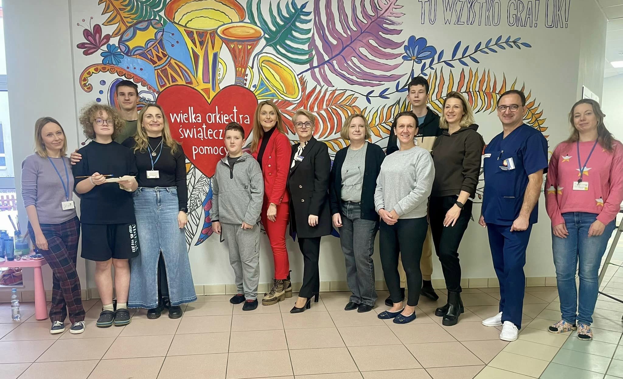 twórcy muralu WOSP na tle swojego dziela