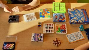 stół, na którym leżą gry logiczne