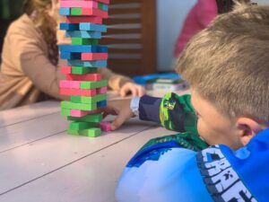 chłopiec gra w kolorową jangę