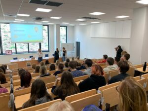 sala konferencyjna wypełniona słuchaczami