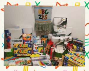 Zdjęcie darów- przedmiotów do prac plastycznych, podarowanych przez darczyńców 