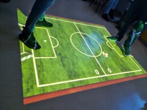 boisko do piłki noznej wyswietlone na podłodze w świetlicy szpitalnej za pomocą urządzenia FunFloor