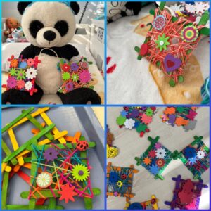 kolaż zdjęć: kolorowe kwiatki zrobione przez dzieci z patyczków i włóczki