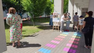 Dzieci bawią się na patio szpitlanym