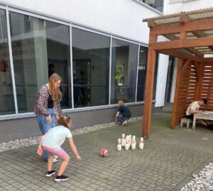 dziewczynka grająca w kręgle na patio szpitalnym