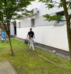 chłopiec grający w piłkę na patio szpitalnym