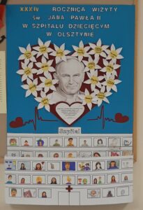 plakat zrobiony przez dzieci upamiętniający wizytę JPII w Olsztynie.