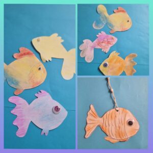 Na obrazku są Kolorowe rybki wykonane przez dzieci