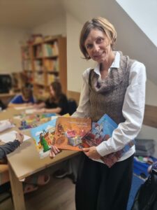 Zdjęcia z zajęć przedstawiające prowadzącą