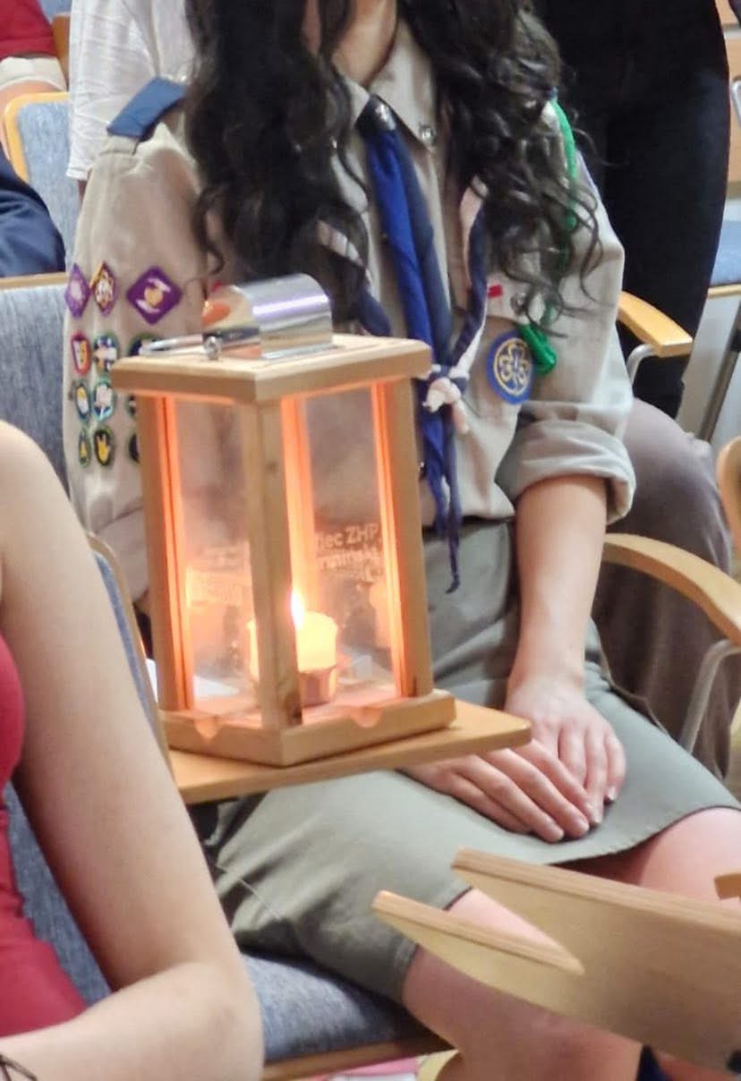 Obraz przedstawia Lampion przekazany przez harcerzy