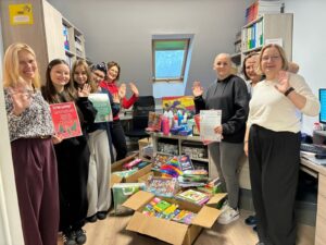 Na obrazku przedstawiona jest kadra szkoły oraz darczyńcy razem z przekazanymi prezentami.