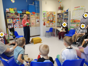 Zdjęcie wykonane podczas zajęć. Na zdjęciu grupa uczestników oraz prowadząca.