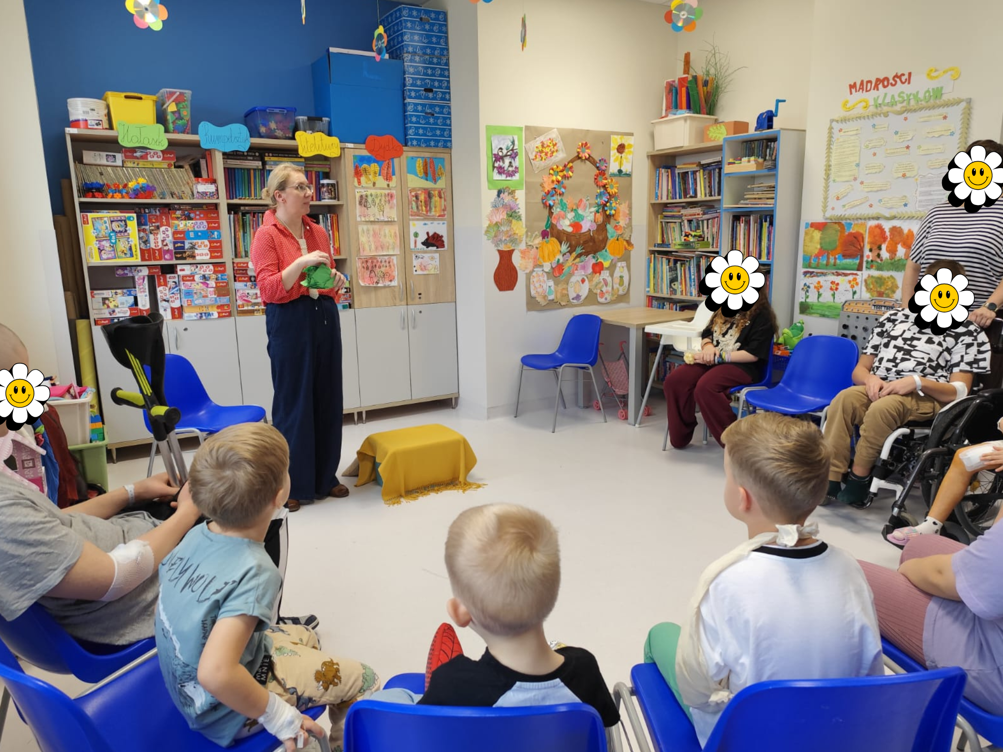 Zdjęcie wykonane podczas zajęć. Na zdjęciu grupa uczestników oraz prowadząca.