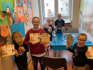 zdjęcie dzieci wraz z ich pracami