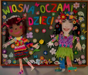 Wiosna oczami dzieci napis ozdobny z wieloma kwiatami i Marzannami