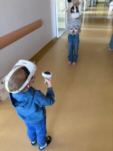 dzieci korzystające z gogli wirtualnej rzeczywistości